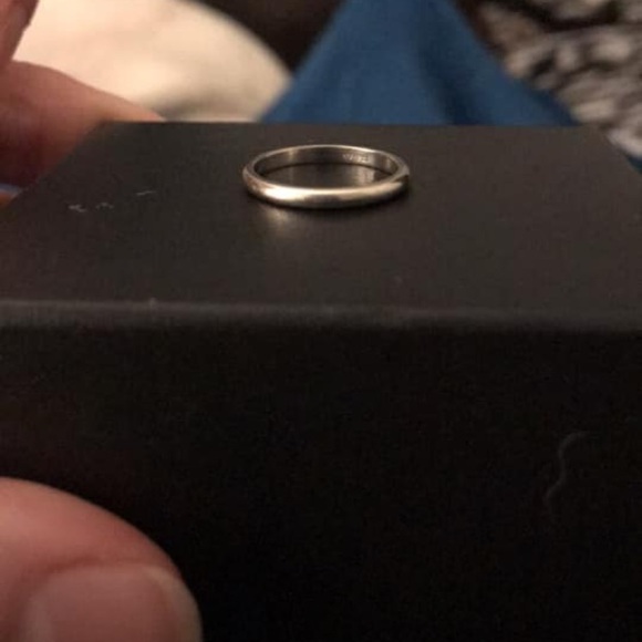 14K white gold, Size 5 women’s wedding band - Picture 3 of 3